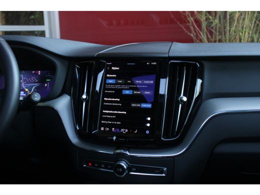 Volvo  XC60 Volvo 2.0 T6 Plug-in hybrid AWD R-Design | Schuifdak | Stuur/stoelverwarming | Camera | Keyless ActivLease financial lease