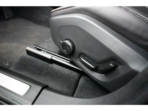 Volvo  XC60 Volvo T6 Plug-in hybrid AWD Plus Dark | Achterbank verwarmd | Achteruitrijcamera | Apple Carplay/... ActivLease financial lease