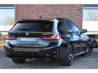 BMW 3 Serie Touring 330e M-Sport Pano Trekh ACC El-zetel HUD Carbon 19inch Adp-onderstel