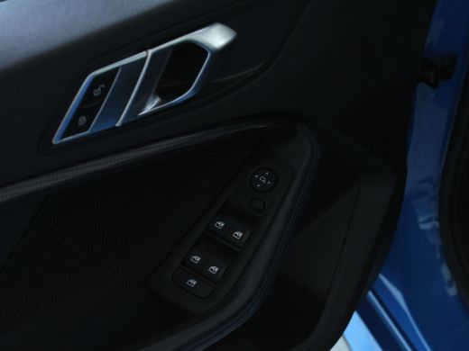 BMW 1-serie 118i Executive Edition NL AUTO | CAMERA | PANO | CARPLAY | ActivLease financial lease