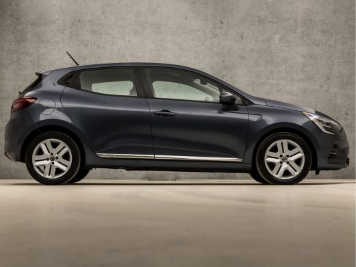 Renault Clio 1.0 TCe Sport (APPLE CARPLAY, GROOT NAVI, LM VELGEN, SPORTSTOELEN, PARKEERSENSOREN, LED KOPLAMPEN... ActivLease financial lease