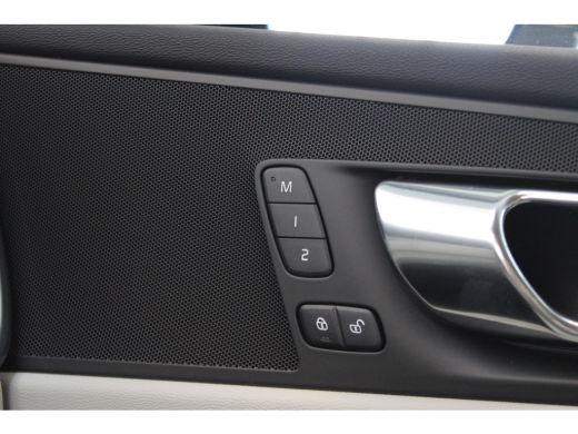 Volvo  XC60 B5 250PK Momentum Business | 18'' | Getint Glas | Memory Seats | Stoel&Stuur Verw. | Park Assist | ActivLease financial lease