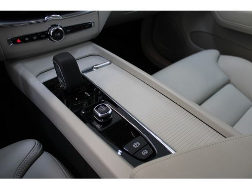 Volvo  XC60 B5 250PK Momentum Business | 18'' | Getint Glas | Memory Seats | Stoel&Stuur Verw. | Park Assist | ActivLease financial lease