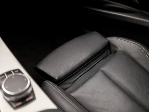 BMW 3 Serie Touring 318i M Sport Shadow Automaat (GROOT NAVI, M PAKKET, DEALER ONDERHOUDEN, STOELVERWARMING, ... ActivLease financial lease