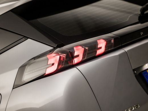Peugeot 2008 1.2 PureTech Sport (APPLE CARPLAY, CLIMATE, 360 CAMERA, LED KOPLAMPEN, SPORTSTOELEN, GETINT GLAS,... ActivLease financial lease