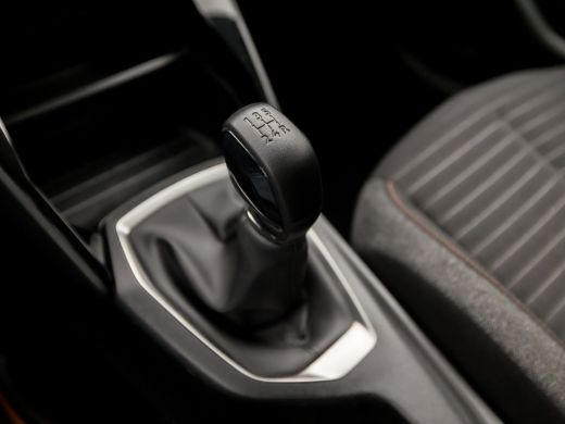 Peugeot 208 1.2 PureTech Sport (APPLE CARPLAY, GROOT NAVI, LM VELGEN, SPORTSTOELEN, CRUISE, PARKEERSENSOREN, ... ActivLease financial lease