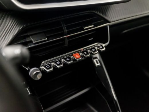 Peugeot 208 1.2 PureTech Sport (APPLE CARPLAY, GROOT NAVI, LM VELGEN, SPORTSTOELEN, CRUISE, PARKEERSENSOREN, ... ActivLease financial lease