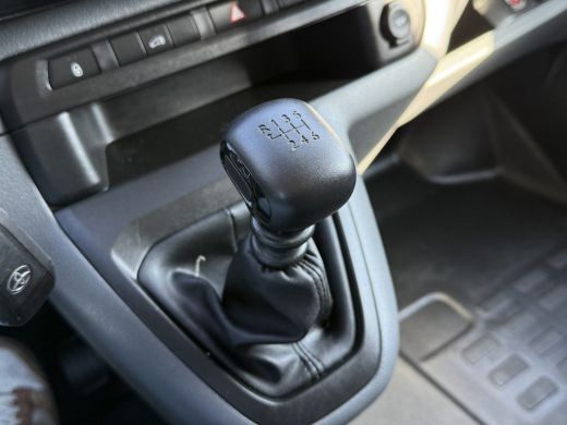 Toyota ProAce Worker 2.0 D-4D 145 PK / L2H1 / 1e EIG. / AIRCO / CRUISE / 3-ZITS / DAB / CARPLAY ActivLease financial lease