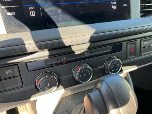 Volkswagen Transporter 2.0 TDI L2H3 28 Highline | Navigatie | Cruise Control | Trekhaak | Side Bars | Apple Carplay | ActivLease financial lease