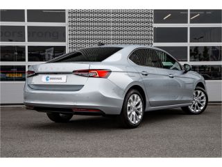 Skoda Superb ŠKODA First Edition | Achteruitrijcamera | Climatronic, elektronische airconditioning met 3 klima...
