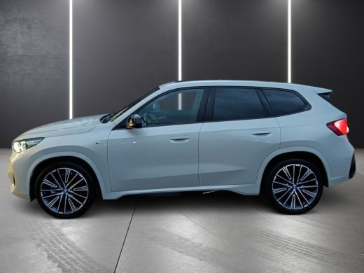 BMW iX1 xDrive30 (67 kWh) M-SPORT ** LED, BRUIN LEDER, PANORAMA, TREKH, ACC, H&K SOUND, 20-inch LMV ** 26... ActivLease financial lease