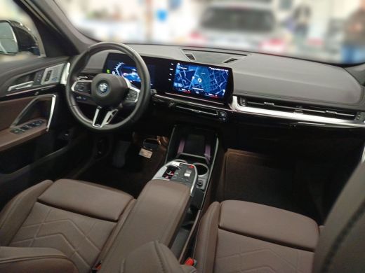 BMW iX1 xDrive30 (67 kWh) M-SPORT ** LED, BRUIN LEDER, PANORAMA, TREKH, ACC, H&K SOUND, 20-inch LMV ** 26... ActivLease financial lease