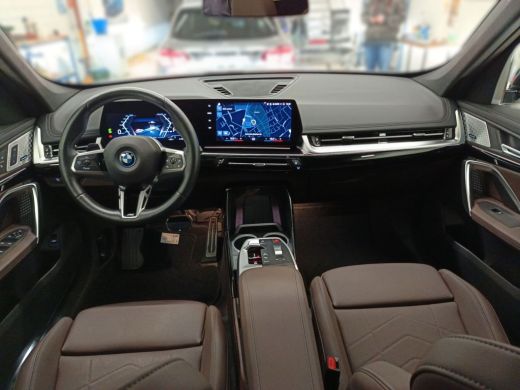 BMW iX1 xDrive30 (67 kWh) M-SPORT ** LED, BRUIN LEDER, PANORAMA, TREKH, ACC, H&K SOUND, 20-inch LMV ** 26... ActivLease financial lease