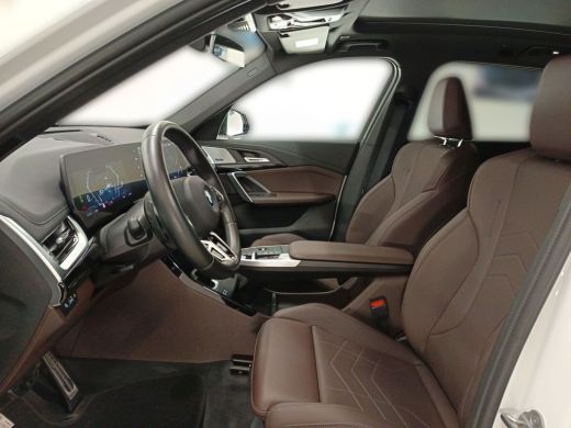 BMW iX1 xDrive30 (67 kWh) M-SPORT ** LED, BRUIN LEDER, PANORAMA, TREKH, ACC, H&K SOUND, 20-inch LMV ** 26... ActivLease financial lease