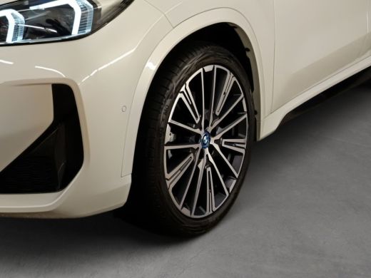BMW iX1 xDrive30 (67 kWh) M-SPORT ** LED, BRUIN LEDER, PANORAMA, TREKH, ACC, H&K SOUND, 20-inch LMV ** 26... ActivLease financial lease