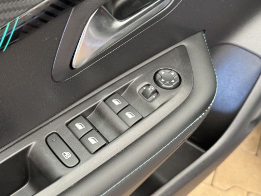 Peugeot 208 Peugeot 1.2 PureTech Allure AUTOMAAT! | 16''Lichtmetaal | Clima | Cruise | getint glas | Parkeers... ActivLease financial lease