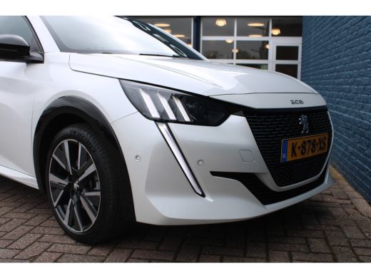 Peugeot 208 Peugeot 1.2 PureTech GT | Navigatie | Camera | Panoramadak | Parelmoer | 39.000km | ActivLease financial lease