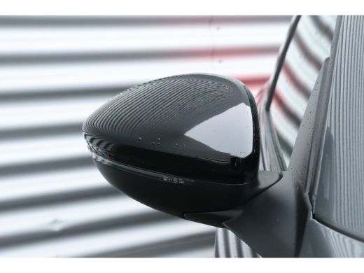 Peugeot 208 Peugeot HYBRID 100PK GT PACK AUTOMAAT / NAVI / LEDER / CLIMA / PDC / 17" LMV / CAMERA / KEYLESS /... ActivLease financial lease