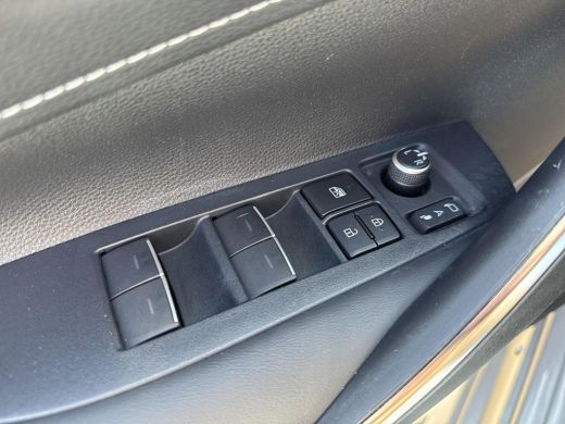 Toyota Corolla 1.8 Hybrid Style Bi-Tone | Navigatie | Apple CarPlay/Android auto | Achteruitrijcamera ActivLease financial lease