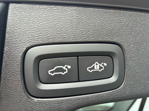 Volvo  XC60 B5 Plus Dark | Achterbank verwarmd | Achteruitrijcamera | Cruise control adaptief met Stop&Go en ... ActivLease financial lease