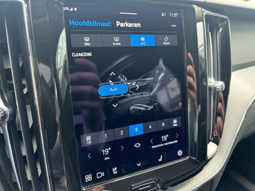 Volvo  XC60 B5 Plus Dark | Achterbank verwarmd | Achteruitrijcamera | Cruise control adaptief met Stop&Go en ... ActivLease financial lease