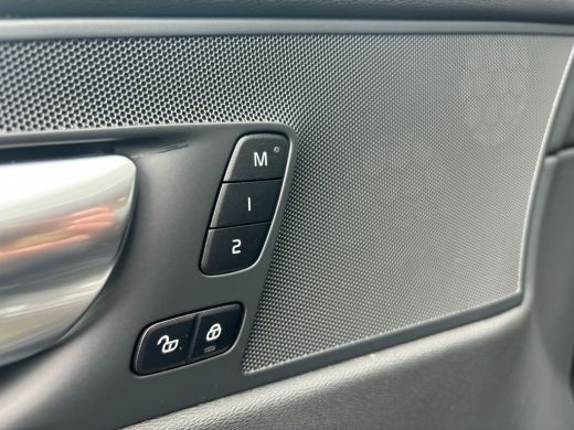 Volvo  XC60 B5 Plus Dark | Achterbank verwarmd | Achteruitrijcamera | Cruise control adaptief met Stop&Go en ... ActivLease financial lease