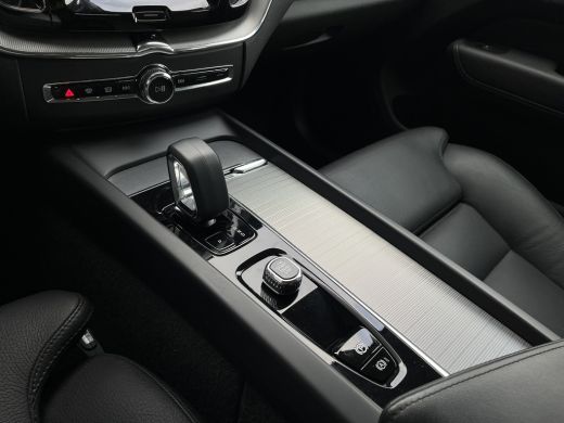 Volvo  XC60 B5 Plus Dark | Achterbank verwarmd | Achteruitrijcamera | Cruise control adaptief met Stop&Go en ... ActivLease financial lease