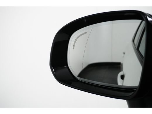 Volvo  XC60 Volvo Recharge T6 AWD R-Design | Achteruitrijcamera | Cruise control adaptief met Stop&Go en stuu... ActivLease financial lease