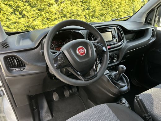 Fiat Dobló Cargo 1.6 MJ 105 PK / L1H1 / 1e EIGENAAR / 3 ZITS / TREKHAAK / INRICHTING / AIRCO / CRUISE / NAVI / CAMERA ActivLease financial lease
