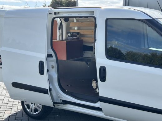 Fiat Dobló Cargo 1.6 MJ 105 PK / L1H1 / 1e EIGENAAR / 3 ZITS / TREKHAAK / INRICHTING / AIRCO / CRUISE / NAVI / CAMERA ActivLease financial lease