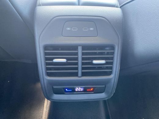 Volkswagen Passat Variant 1.5 eTSI Business | 150Pk | Trekhaak | Ergo Massage  | ACC | Navi | Clima | Pdc | ActivLease financial lease