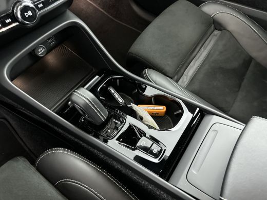 Volvo  XC40 T2 A/T R-Design | 19" | Adaptieve cruise | BLIS | Stoel/stuurverwarming | Parkeercamera | Leder/N... ActivLease financial lease