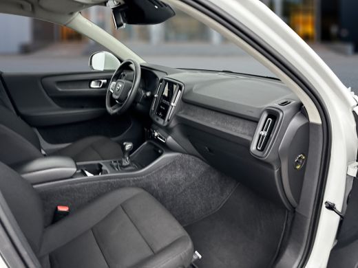 Volvo  XC40 T2 Momentum Core | Navigatie | Stoel/stuur/achterbankverwarming | Standkachel | Apple Carplay | P... ActivLease financial lease