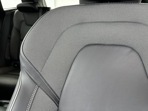 Volvo  XC60 B4 R-Design | 19" | Adaptieve cruise | BLIS | Parkeercamera | sStoel/stuurverwarming | Elektr. ve... ActivLease financial lease