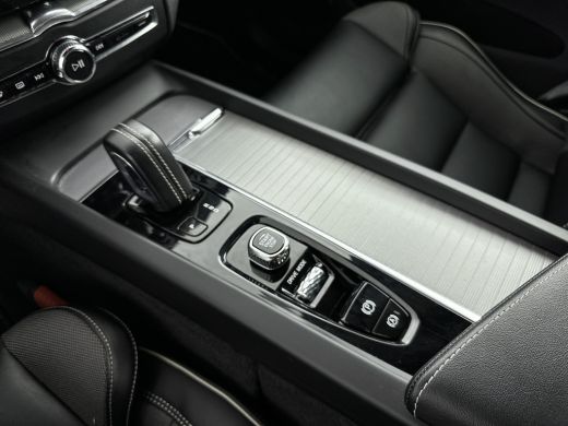 Volvo  XC60 B4 R-Design | 19" | Adaptieve cruise | BLIS | Parkeercamera | sStoel/stuurverwarming | Elektr. ve... ActivLease financial lease