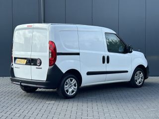 Fiat Dobló Cargo 1.6 MJ 105 PK / L1H1 / 1e EIGENAAR / 3 ZITS / TREKHAAK / INRICHTING / AIRCO / CRUISE / NAVI / CAMERA