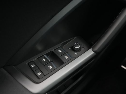Audi Q3 Sportback 45 TFSI e S Edition 20" lichtmetaal Navi+ Smartphone interface Verw. voorstoelen ActivLease financial lease