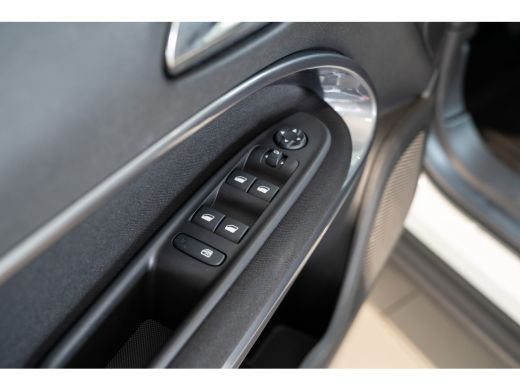 Fiat 600E Fiat RED 54 kWh | Apple Carplay & Android Auto | Parkeersensoren | Cruise Controle | Fabrieksgara... ActivLease financial lease