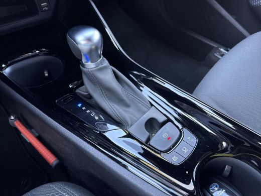 Toyota C-HR 1.8 Hybrid Style **NAVIGATIE/ STOELVERWARMING/ DODEHOEK DETECTIE/ 36 MAANDEN GARANTIE** ActivLease financial lease