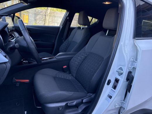 Toyota C-HR 1.8 Hybrid Style **NAVIGATIE/ STOELVERWARMING/ DODEHOEK DETECTIE/ 36 MAANDEN GARANTIE** ActivLease financial lease