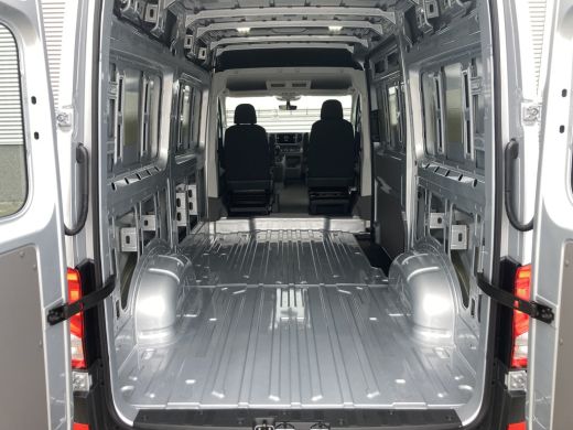 Volkswagen Crafter Volkswagen 2024 | 140 PK | Automaat | Geveerde bestuurdersstoel | Navigatie | Camera | Full LED ActivLease financial lease