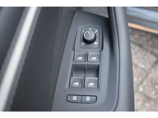 Volkswagen Passat Variant 1.5 eHybrid PHEV 204PK Elegance Business | PANORAMADAK | TREKHAAK ActivLease financial lease