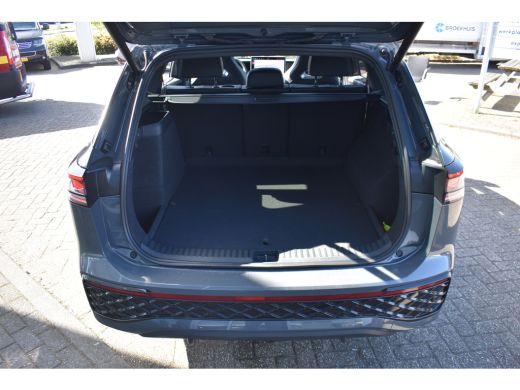 Volkswagen Tayron 1.5 eTSI R-Line Edition | Electronic climate controle | Elektrisch bedienbare achterklep | Elektr... ActivLease financial lease