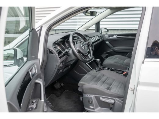 Volkswagen Touran 1.5 TSI 150PK DSG Highline 7p | Trekhaak| stoel+stuurverwarming| App connect| ActivLease financial lease