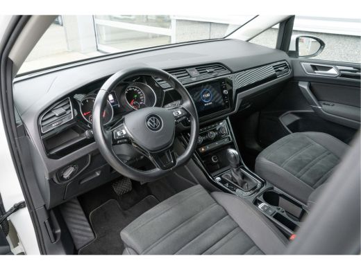 Volkswagen Touran 1.5 TSI 150PK DSG Highline 7p | Trekhaak| stoel+stuurverwarming| App connect| ActivLease financial lease