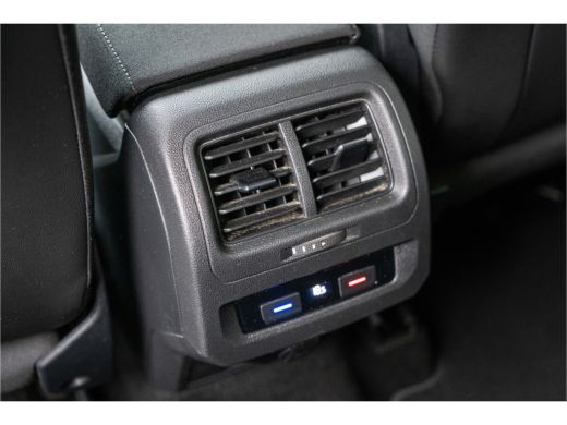 Volkswagen Touran 1.5 TSI 150PK DSG Highline 7p | Trekhaak| stoel+stuurverwarming| App connect| ActivLease financial lease