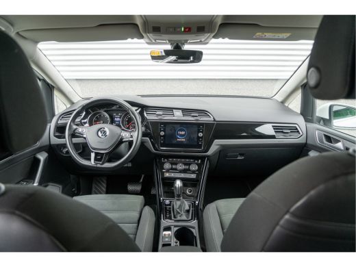 Volkswagen Touran 1.5 TSI 150PK DSG Highline 7p | Trekhaak| stoel+stuurverwarming| App connect| ActivLease financial lease