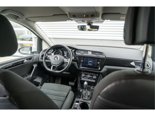 Volkswagen Touran 1.5 TSI 150PK DSG Highline 7p | Trekhaak| stoel+stuurverwarming| App connect| ActivLease financial lease