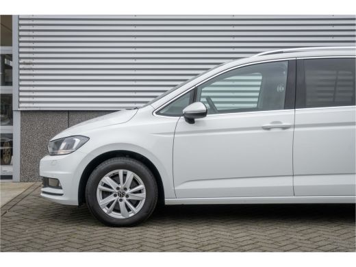 Volkswagen Touran 1.5 TSI 150PK DSG Highline 7p | Trekhaak| stoel+stuurverwarming| App connect| ActivLease financial lease