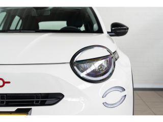 Fiat 600E Fiat RED 54 kWh | Apple Carplay & Android Auto | Parkeersensoren | Cruise Controle | Fabrieksgara...